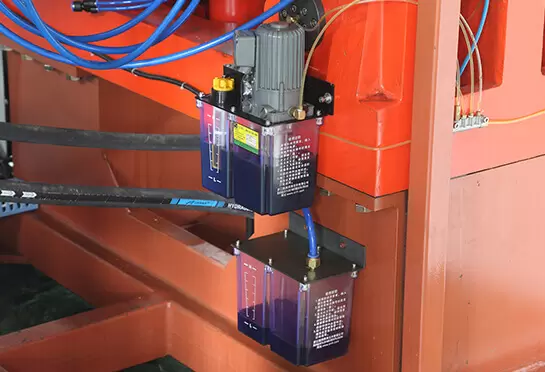 电动润滑油泵能在无人值守的情况下，通过计算机的控制，自动定时定量地注入润滑油，使旋转装置