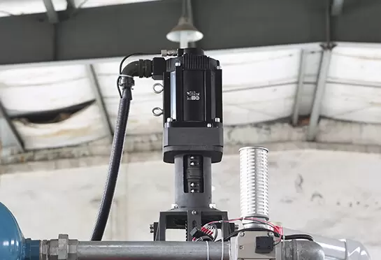 采用日本安川拉伸伺服电机控制上下模速度，保持力度均匀，确保每个杯底厚度均匀。