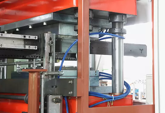 工作台采用稳定的四导柱（GCr15钢，外表镀硬铬）结构传动，耐磨损，延长设备使用寿命。