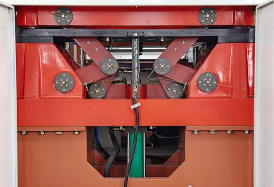 整个传动部分采用液压系统，可靠、稳定，采用美国ROCKWELL接近开关，模具定位精度高。