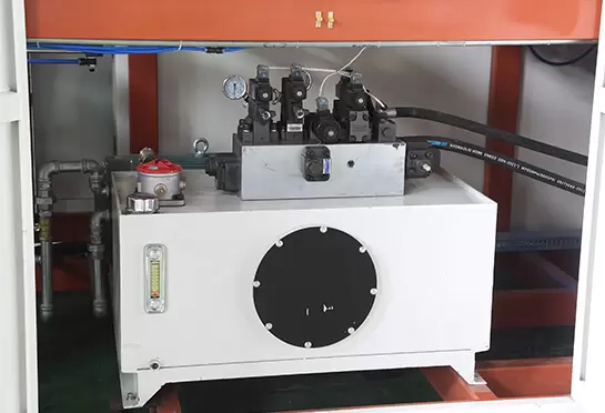 液压驱动系统可提供足够的运动速度和强大的冲击力。