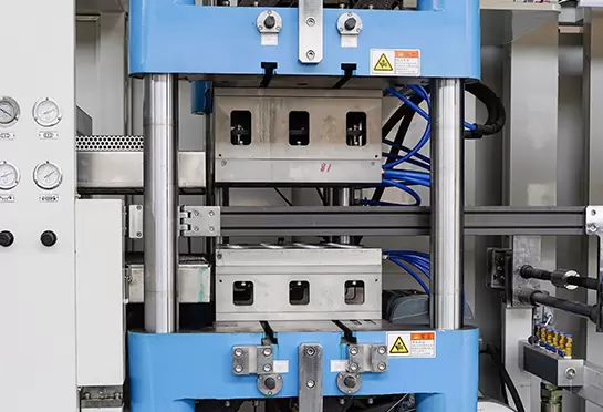 设有快速换模装置，极大缩短了换模时间。