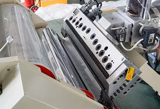 45°斜挤出模具：模头挤出通道阻力小，使片材厚薄均匀。