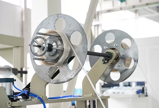 边料卷绕：将裁好的边料卷绕成捆。