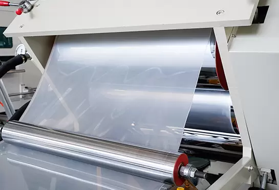 三辊部分将经模具挤压出来的原料压成板状，并冷却成型；三辊均为斜三辊，结构简单，操作维修方便。