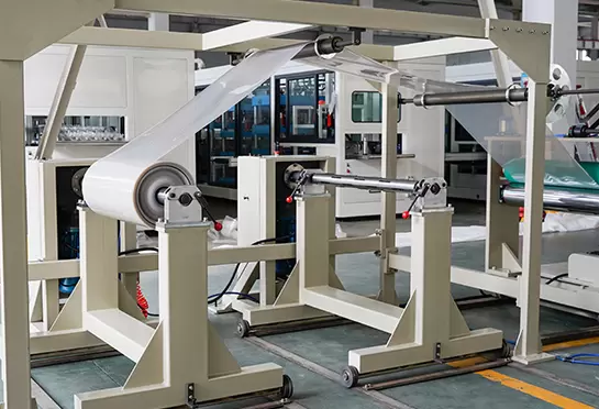 双工位收卷部分采用小车式转接，收卷辊采用气轴传动，拆卸方便，效率高，劳动强度低。