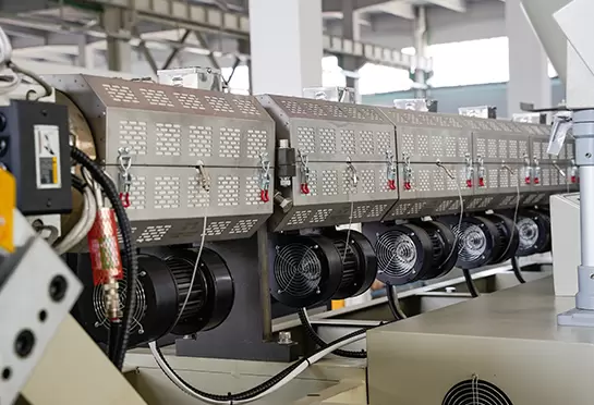 片材加热部分：对塑料物料进行加热；将过滤后的物料挤出至换网器。具有最佳的硬度，耐腐蚀性强，使用寿命长。